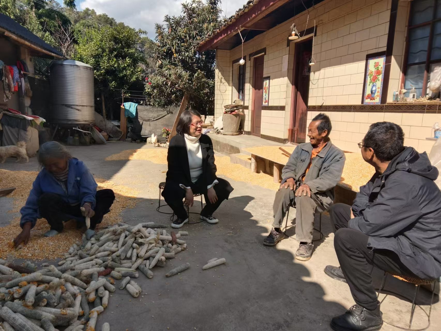 代表入户听群众意见建议.jpg